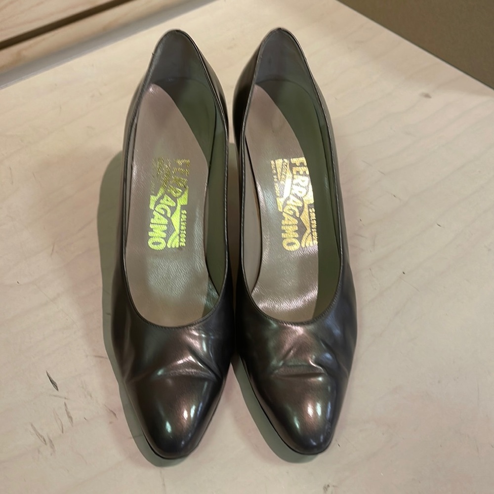 Women’s Salvatore Ferragamo Pewter Leather Pumps Size 8AA
